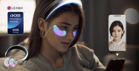 G생활건강이 CES 2026에서 뷰티부문 혁신상을 수상한 ‘하이퍼 리쥬버네이팅 아이 패치’ 착용 모습. LG생활건강 제공