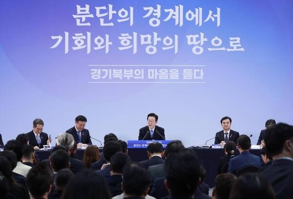 이재명 대통령이 지난해 11월 14일 경기 파주시에서 열린 '경기 북부의 마음을 듣다' 타운홀 미팅 간담회에서 발언하고 있다. 연합뉴스