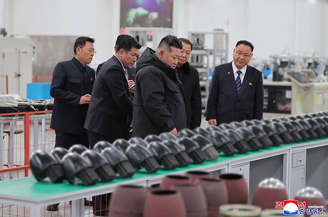 김정은 북한 국무위원장이 지난 3일 ‘다목적 정밀유도무기’를 생산하는 군수공장을 방문했다고 조선중앙통신이 4일 보도했다. [사진=조선중앙통신연합뉴스]
