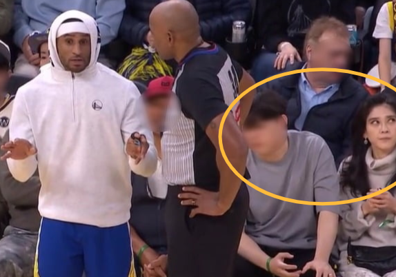 이부진 호텔신라 사장이 아들과 함께 미국 프로농구(NBA) 경기를 관람하는 모습이 포착됐다. [쿠팡플레이 중계화면 캡처]
