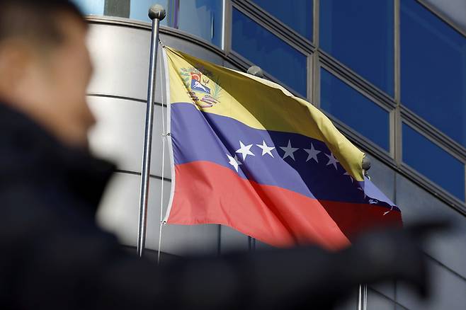 미국이 니콜라스 마두로 베네수엘라 대통령을 마약 혐의로 전격 체포한 가운데 4일 서울 종로구 세종대로 주한 베네수엘라 대사관이 입주한 건물 앞에 베네수엘라 국기가 바람에 휘날리고 있다. 2026.1.4 [뉴스1]