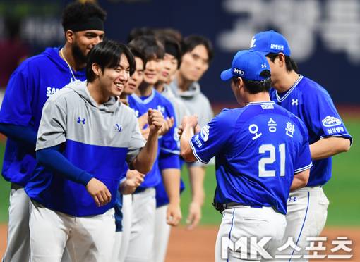 2024년 4월 26일 오후 고척스카이돔에서 2024 프로야구 삼성 라이온스와 키움 히어로즈의 경기가 벌어진 가운데 삼성이 키움을 꺾고 주말 첫 경기를 승리로 장식했다. 삼성은 선발 원태인의 호투 속에서 5회 김지찬의 적시타와 7회 김성윤의 희생 플라이, 그리고 8회 류지혁의 적시타로 각각 1득점씩을 올려 3-0으로 승리했다. 이날 삼성 오승환은 9회 말 등판해 세이브를 추가해 408 세이브로 아시아 최다 세이브 신기록을 수립했다. 오승환이 승리 후 선발승을 기록한 원태인의 축하를 받고 있다. 한편 이날 경기에서 패한 키움은 5연패에 빠졌다. 사진=김재현 기자