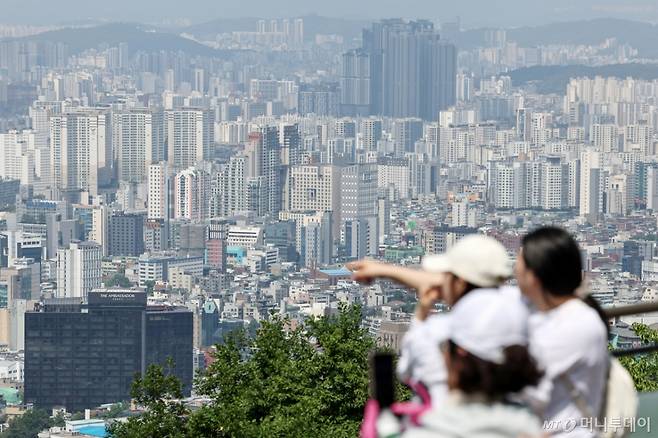 서울 중구 남산에서 바라본 시내 아파트 단지 모습. /사진=뉴스1 /사진=(서울=뉴스1) 민경석 기자