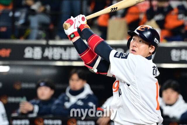 31일 오후 대전 한화생명 볼파크에서 진행된 '2025 신한 SOL Bank KBO 한국시리즈 5차전' LG트윈스-한화 이글스와의 경기. 한화 하주석이 2회말 1사 1루에서 2루타를 때리고 있다./마이데일리