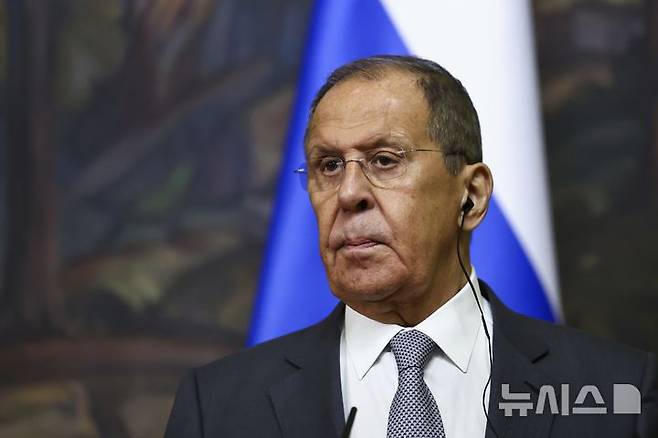 [모스크바=AP/뉴시스] 러시아 정부는 3일(현지 시간) 미국의 베네수엘라 공습을 규탄하고, 니콜라스 마두로 베네수엘라 대통령 부부의 석방을 촉구했다. 사진은 세르게이 라브로프 러시아 외무장관이 2024년 8월 29일 러시아 모스크바에서 야신 폴 세네갈 외무장관과 공동 기자회견을 갖고 있는 모습. 2026.01.04.