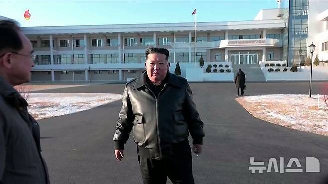 [서울=뉴시스] 김정은 북한 국무위원장이 2일 준공을 앞둔 신의주온실종합농장 건설장을 방문해 현장을 시찰하고 청년전위·군인 건설자를 격려했다고 조선중앙TV가 3일 보도했다. (사진=조선중앙TV 캡처) 2026.01.03. photo@newsis.com