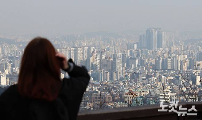 서울 중구 남산에서 바라본 아파트 단지의 모습. 류영주 기자