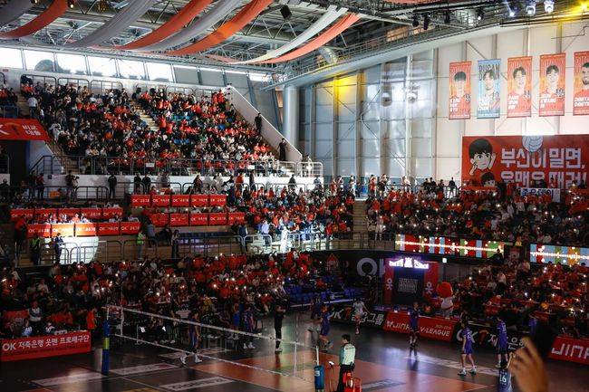 OK저축은행 배구단의 부산 연고 이전 후 첫 시즌. 부산 팬들의 환영 속에 2025-2026시즌을 보내고 있는 가운데, OK저축은행 배구단의 방향성을 다시 한번 확인했다. / OK저축은행