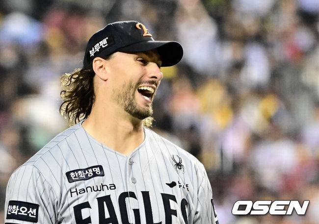 [OSEN=잠실, 지형준 기자] 5회말 수비에서 실점 위기를 넘긴 한화 와이스가 미소짓고 있다. 2025.05.29 /jpnews@osen.co.kr