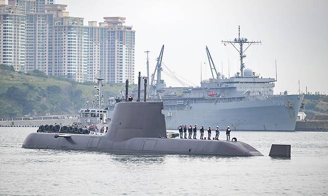 부산 남구 해군작전사령부 부산작전기지에서 한국 해군의 손원일급 잠수함 안중근함이 계류시험을 하기 위해 미국 해군 잠수함지원함인 에모리 S.&nbsp;랜드함에&nbsp;접근하고 있다. 세계일보 자료사진