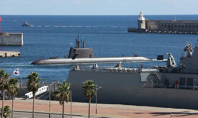 한국 해군&nbsp;잠수함 도산안창호함이 대잠수함전 훈련에 참여하기 위해 제주해군기지에서 출항하고 있다. 세계일보 자료사진