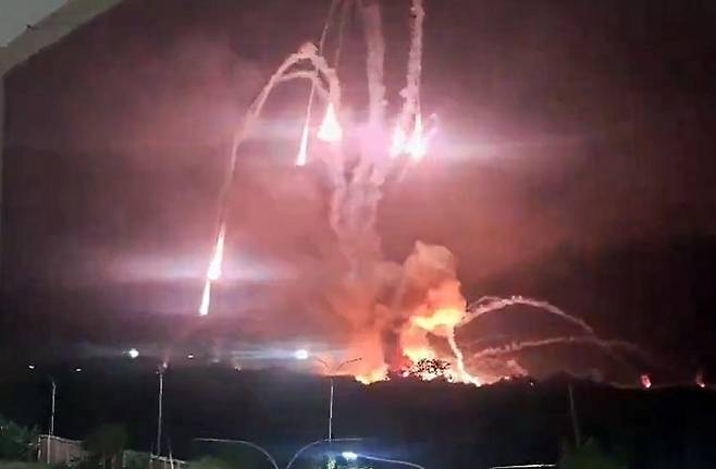 도널드 트럼프 미국 대통령은 3일(현지시간) 니콜라스 마두로 베네수엘라 대통령을 생포해 베네수엘라 밖으로 이송했다고 발표했다. 앞서 이날 베네수엘라는 미국으로부터 중대한 군사적 공격을 받았다고 밝힌 바 있다. 사진은 베네수엘라 수도 카라카스에서 미군 공격에 따른 화염이 솟구치는 모습. 2025.1.3 엑스