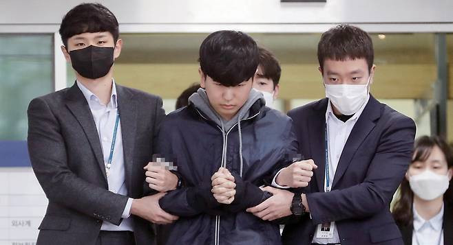 2020년 4월17일 텔레그램 '박사방'에서 운영자 조주빈을 도와 성착취물 제작·유포에 가담한 혐의로 구속된 '부따' 강훈이 경찰에 연행되고 있다. ⓒ연합뉴스