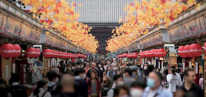 2022년 10월17일 일본 도쿄의 유명 관광지인 아사쿠사의 불교 사찰 센소지로 향하는 통로가 오가는 관광객들로 북적이고 있다. ⓒ연합뉴스