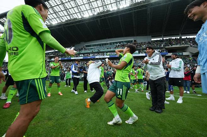 ‘포옛 시대’를 마감하고 ‘정정용 시대’를 연 전북 현대가 폭풍 리빌딩으로 K리그 겨울 이적시장을 주도하고 있다. 사진제공｜전북 현대