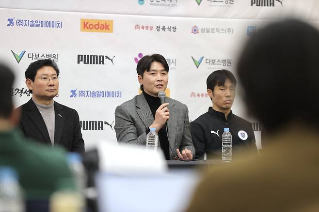 이동국 용인FC 테크니컬 디렉터가 4일 용인포은아트홀에서 열린 구단 창단식 기자회견서 취재진의 질문에 답하고 있다. 사진제공|용인FC
