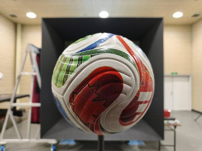 2026년 월드컵 공인구 트리온다. 홍성찬 교수가 아사이 교수(일본), 존에릭고프 교수(미국)와 함께 트리온타를 실험하기 전에 실험실에서 찍은 사진