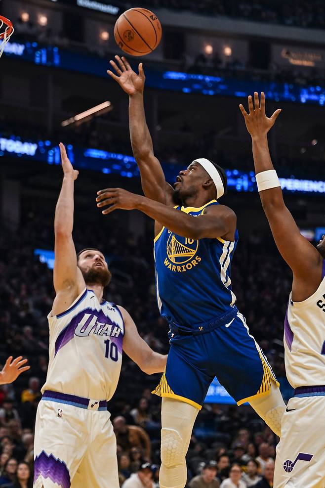 지미 버틀러(가운데)가 4일 미국 캘리포니아주 샌프란시스코의 체이스 센터에서 열린 유타 재즈와의 2025~2026 미국프로농구 정규리그 홈경기에서 슛하고 있다.   샌프란시스코 | AP연합뉴스