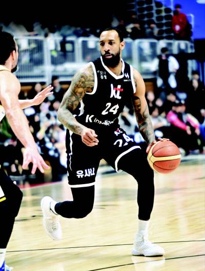 수원 KT 데릭 윌리엄스(오른쪽)가 4일 창원 LG와 홈경에서 아셈 마레이를 앞에 두고 드리블하고 있다. KBL 제공