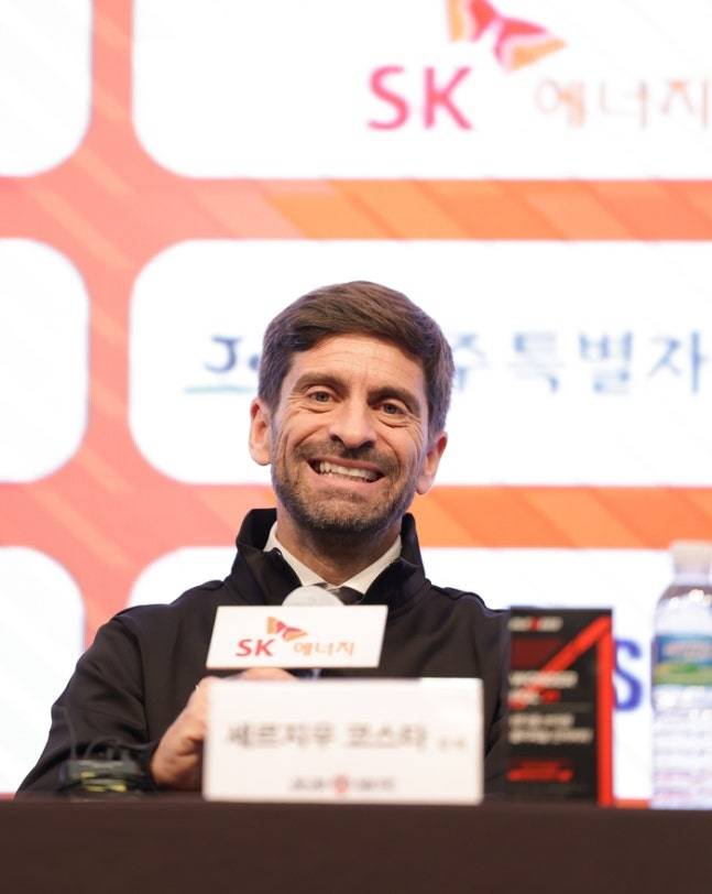 ▲ 29일 서울 강서구 외발산동 메이필드호텔에서 제주SK의 세르지우 코스타 취임 기자회견이 열렸다. 파울루 벤투 전 한국 축구대표팀 감독을 수석코치로 보좌했던 코스타 감독이 제주 지휘봉을 잡고 K리그에 도전장을 던졌다. ⓒ 제주SK
