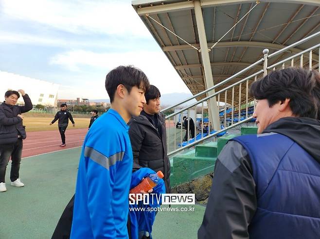 ▲ 서동한(사진 왼쪽) 플레이는 아버지인 서정원(가운데)을 닮았다. 173cm, 66kg의 날렵한 체격을 바탕으로 측면에서 상대 수비를 허무는 폭발적인 스피드와 정교한 테크닉을 두루 자랑한다. ⓒ 이성필 기자