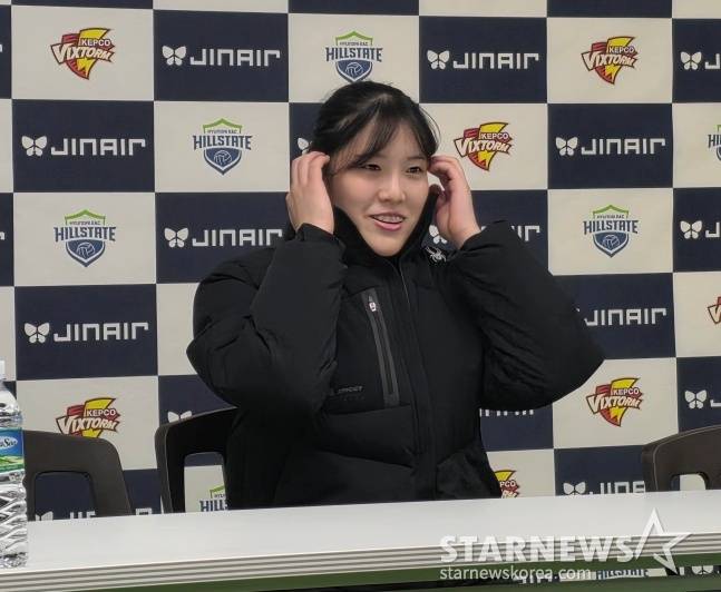 GS칼텍스 김효임이 3일 수원 실내체육관에서 열린 진에어 2025~2026 V리그 여자부 4라운드 방문경기에서 현대건설에 승리한 후 인터뷰하고 있다. /사진=김동윤 기자