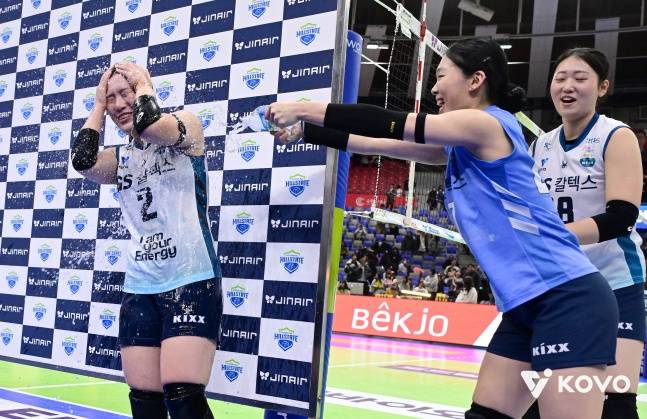 GS칼텍스 김효임(왼쪽)이 3일 수원 실내체육관에서 열린 진에어 2025~2026 V리그 여자부 4라운드 방문경기에서 현대건설에 승리한 후 팡팡 플에이어에 선정, 한수진(파란색 유니폼)에게 물 세례를 받고 있다. /사진=한국배구연맹 제공