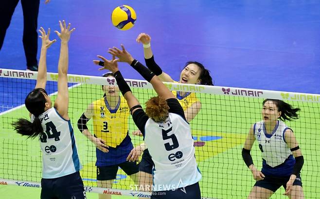 [한번에쓱]'9연승 도전한 현대건설 잡고' 세상을 다가진듯 신난 GS선수들