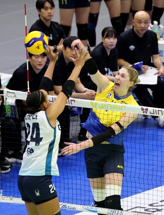 [한번에쓱]'9연승 도전한 현대건설 잡고' 세상을 다가진듯 신난 GS선수들