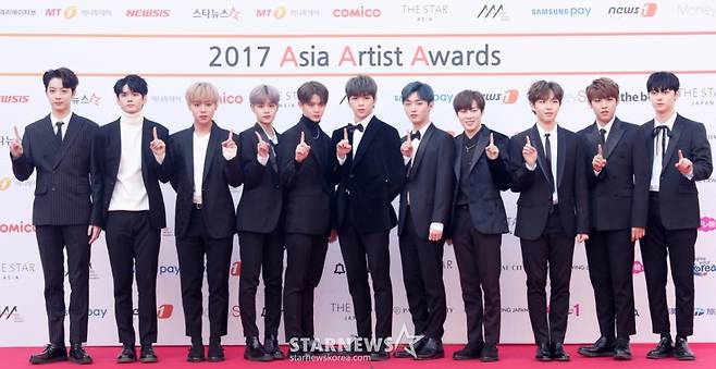 그룹 워너원이 2017년 11월 15일 오후 서울 송파구 잠실 실내체육관에서 진행된 '2017 AAA(Asia Artist Awards)' 레드카펫에 참석해 포즈를  취하고 있다.  /사진=김휘선 기자 hwijpg@
