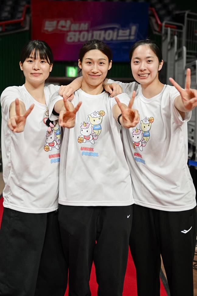 BNK 변소정과 삼성생명 이해란, 하나은행 박소희(왼쪽부터)가 포즈를 취하고 있다. /사진=WKBL 제공
