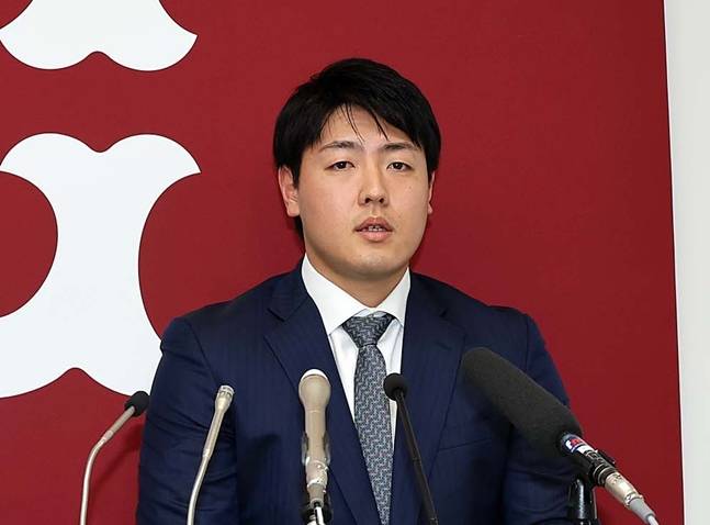 메이저리그 진출 선언을 하고 있는 오카모토. /사진=요미우리 자이언츠 공식 SNS