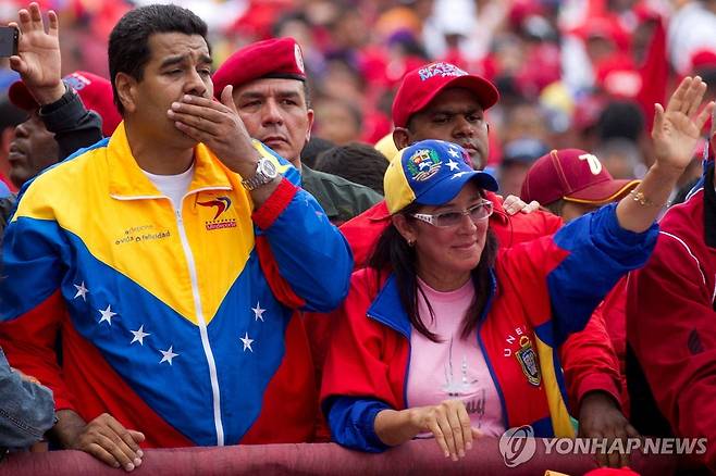 2013년 지지자에게 손키스하는 마두로 대통령(왼쪽)과 영부인 실리아 플로레스 [로이터 연합뉴스 자료사진. 재판매 및 DB 금지]