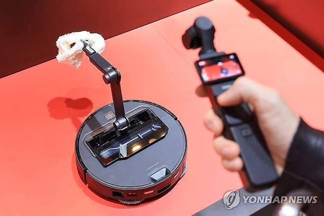 양말도 옮기는 로보락 로봇청소기 [연합뉴스 자료사진]