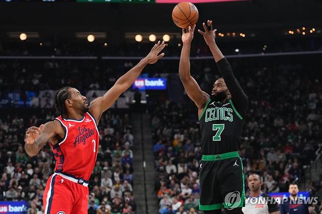 제일런 브라운(오른쪽)의 슛 [AP=연합뉴스]