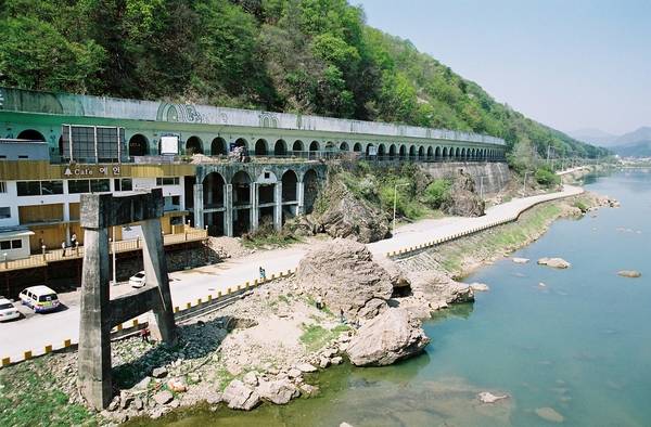춘천시 남산면에 위치한 경춘선 옛 강촌역 전경. 북한강이 한눈에 내려다 보이는 아치형 피암터널 승강장은 2010년 복선 전철 개통으로 역사가 이전하면서 제 역할을 끝마쳤다. /강원일보 제공