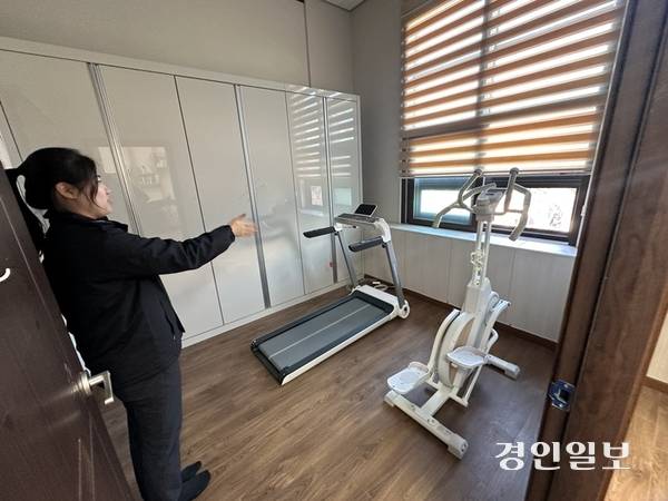 동두천소방서 여성휴게실 내부에 간단한 운동기구가 설치돼 있다. 2026.1.5 /목은수기자wood@kyeongin.com