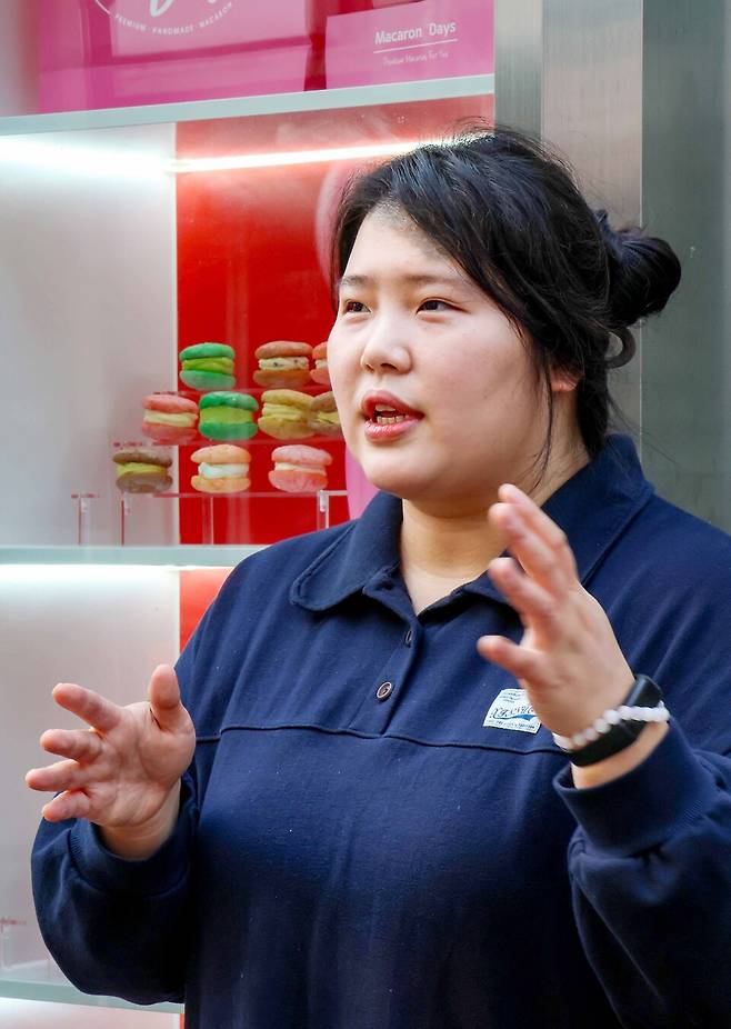 ▲&nbsp;박소슬 마카롱데이즈 대표가 마카롱데이즈 매장 앞에서 마카롱 제작 과정과 브랜드 철학에 대해 설명하고 있다. /조연우 인턴기자 bonun@incheonilbo.com