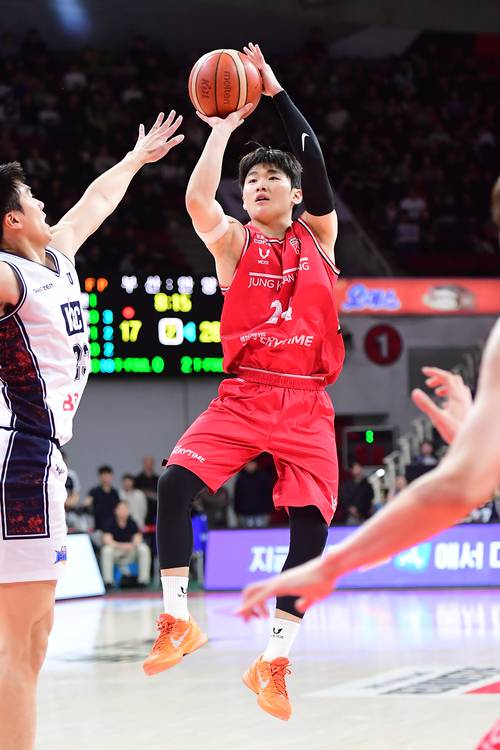 4일 안양 정관장아레나서 열린 부산 KCC와의 홈 경기서 정관장 문유현이 슛을 시도하고 있다. 사진=KBL