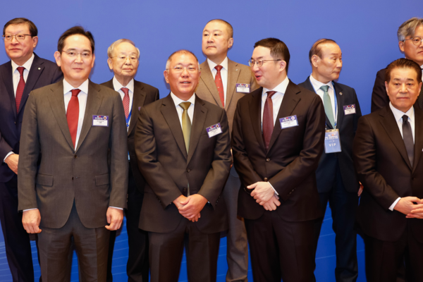 5일 중국 베이징 조어대에서 이재명 대통령이 참석한 가운데 열린 한·중 비즈니스포럼에서 국내 기업 대표들이 기념촬영을 기다리고 있다. 앞줄 왼쪽부터 이재용 삼성전자 회장, 정의선 현대차그룹 회장, 구광모 LG 그룹 회장, 장인화 포스코홀딩스 회장.뒷줄 왼쪽부터 허태수 GS그룹 회장, 손경식 CJ그룹 회장, 구자은 LS홀딩스 회장, 최병오 패션그룹 회장, 장철혁 SM엔터테인먼트 대표이사. 연합뉴스