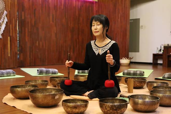 아로마, 싱잉볼, 소도구 등을 활요한 전문 테라피 프로그램을 진행하는 미리내힐빙클럽_한국관광공사 제공