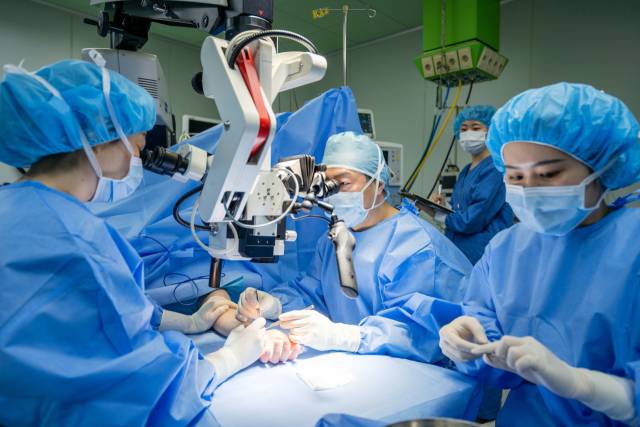 서부산센텀병원 서영석 병원장이 수부 손상 환자를 대상으로 미세수술을 시행하고 있다. 서부산센텀병원 제공