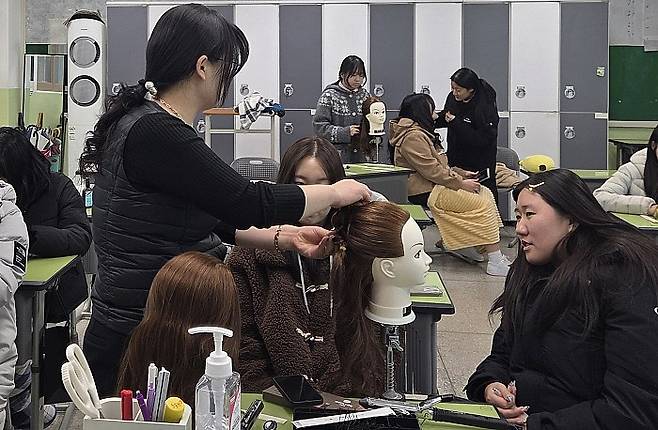 서영대학교는 교육발전특구 사업의 일환으로 추진 중인 '고교 연계형 지역대학 특성화 사업'을 통해 최근 광주여자상업고등학교 3학년 학생들을 대상으로 진로·진학 프로그램을 운영했다. 서영대 제공