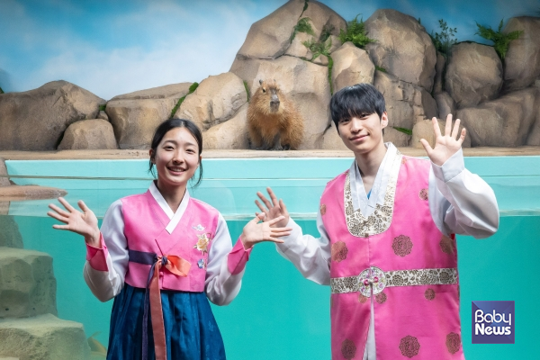 '커다란 덩치만큼 거대한 귀여움' 카피바라 전시 오픈. 새해 인사하는 아쿠아리스트와 카피바라. ⓒ롯데월드