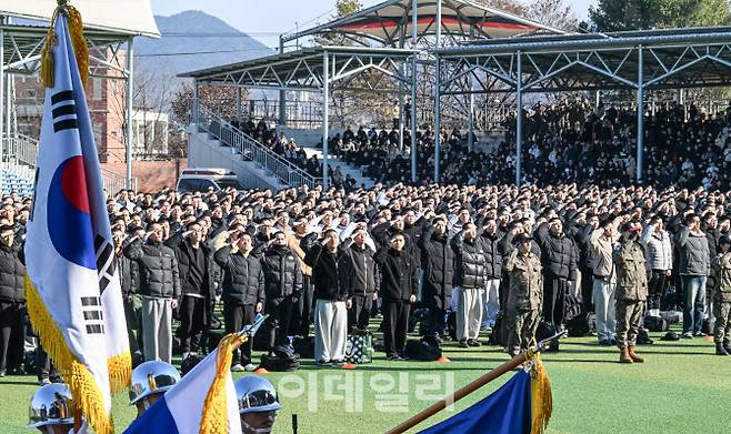 5일 오후 충남 논산 육군훈련소에서 열린 새해 첫 입영식에서 입영장정들이 경례를 하고 있다. (사진=육군)