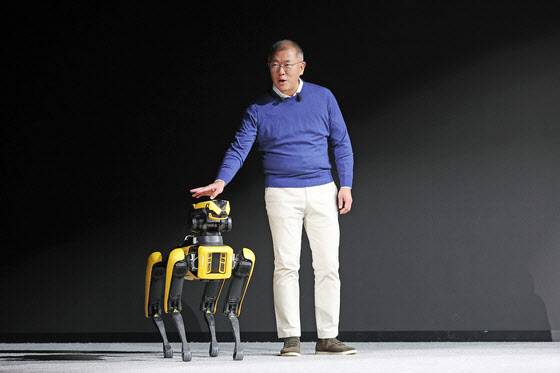 정의선 현대자동차그룹 회장이 2022년 1월 4일 ‘CES 2022’에서 보스턴 다이내믹스의 4족 보행 로봇 ‘스팟’과 함께 연단에 오르고 있다. (사진=뉴스1)