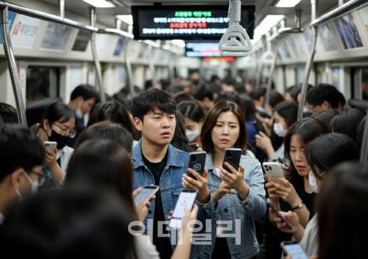 지하철에서 통신이 불편한 상황을 묘사한 AI 생성이미지(사진=나노바나나)