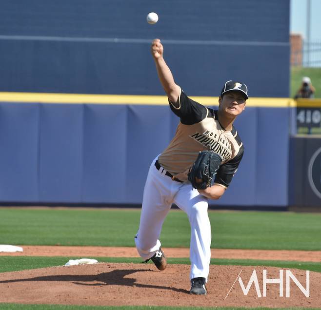 (NPB 시절의 투수 오타니가 마운드 위에서 역투하고 있다)