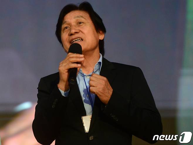 5·18민주화운동 40주년 기념 장편영화 '아들의 이름으로' 주연배우 안성기씨가 지난 2020년 광주 동구 전일빌딩 245에서 열린 특별시사회에서 관객들에게 인사하는 모습. 2020.5.15/뉴스1 ⓒ News1