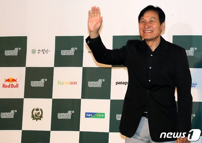 배우 안성기가 지난 2019년 울산 울주군 영남알프스 복합웰컴센터 움프 시네마 야외광장에서 열린 '제4회 울주세계산악영화제'(UMFF·Ulju Mountain Film Festival) 개막식 그린카펫 행사에 참석해 포즈를 취하는 모습. 2019.9.6/뉴스1 ⓒ News1 조민주 기자